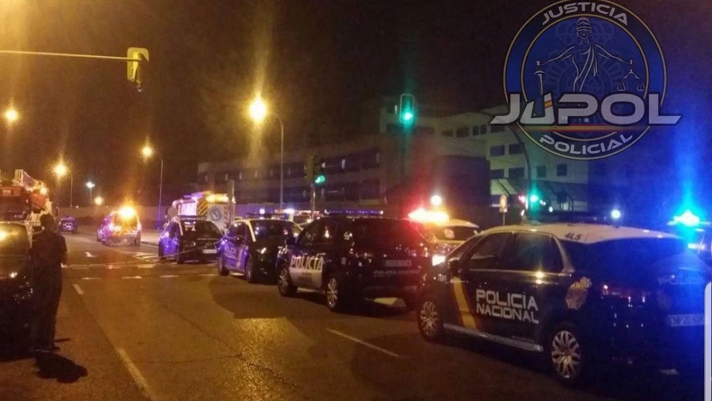 Imagen de coches de Policía tras el intento de fuga en el CIE de Aluche