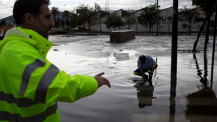 Operarios trabajando en el alcantarillado en Málaga