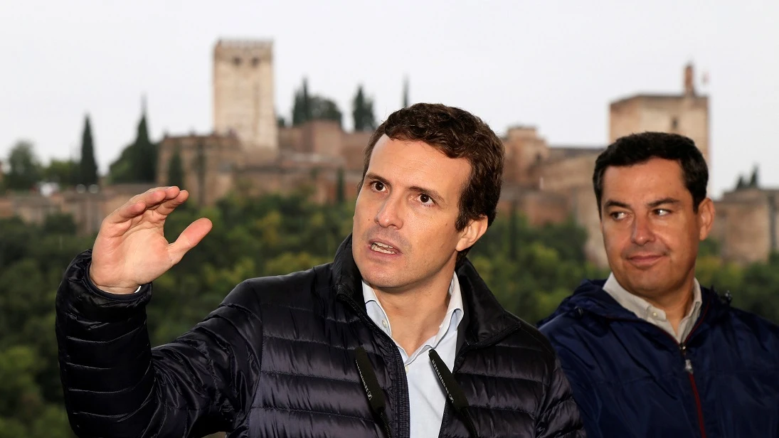 Pablo Casado frente a la Alhambra de Granada