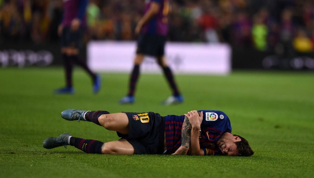 Lionel Messi, tendido en el suelo