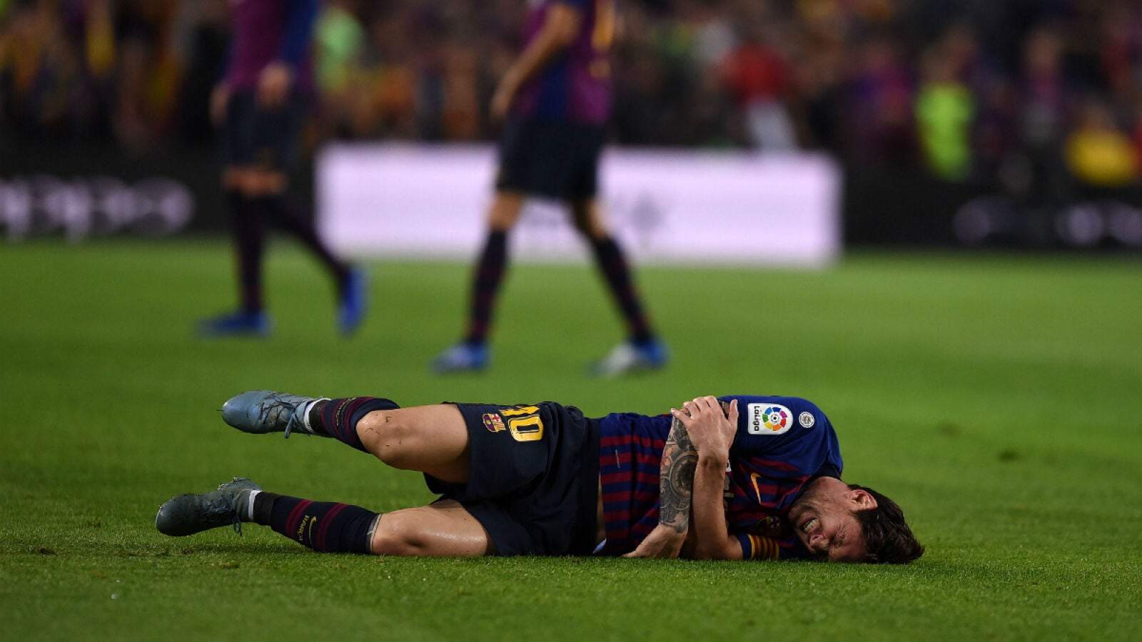 Lionel Messi, tendido en el suelo