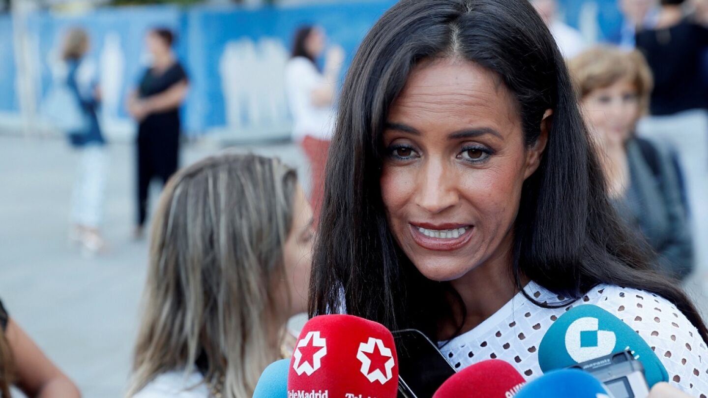 Bego&ntilde;a Villac&iacute;s ante los medios