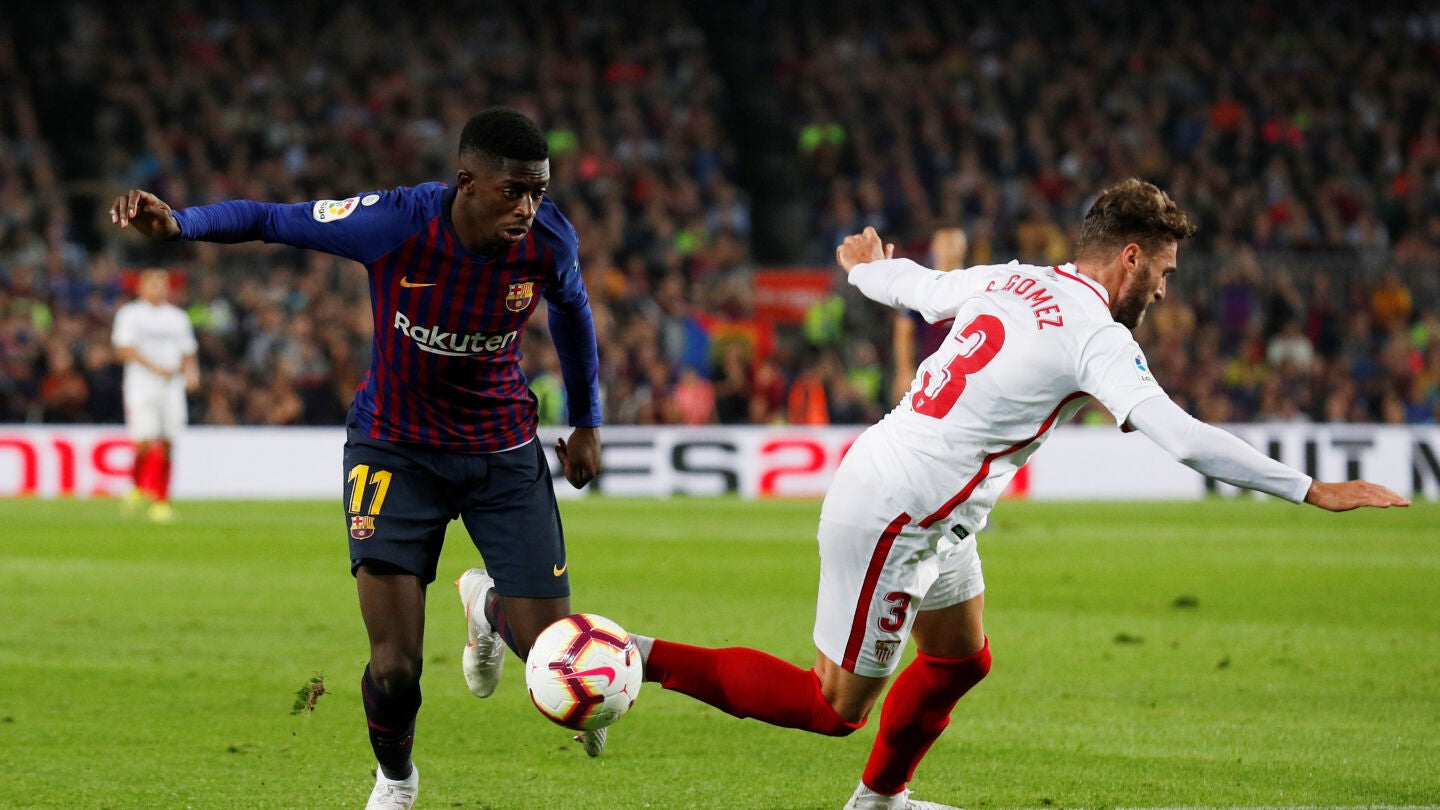 Dembel&eacute; intenta regatear en el partido contra el Sevilla
