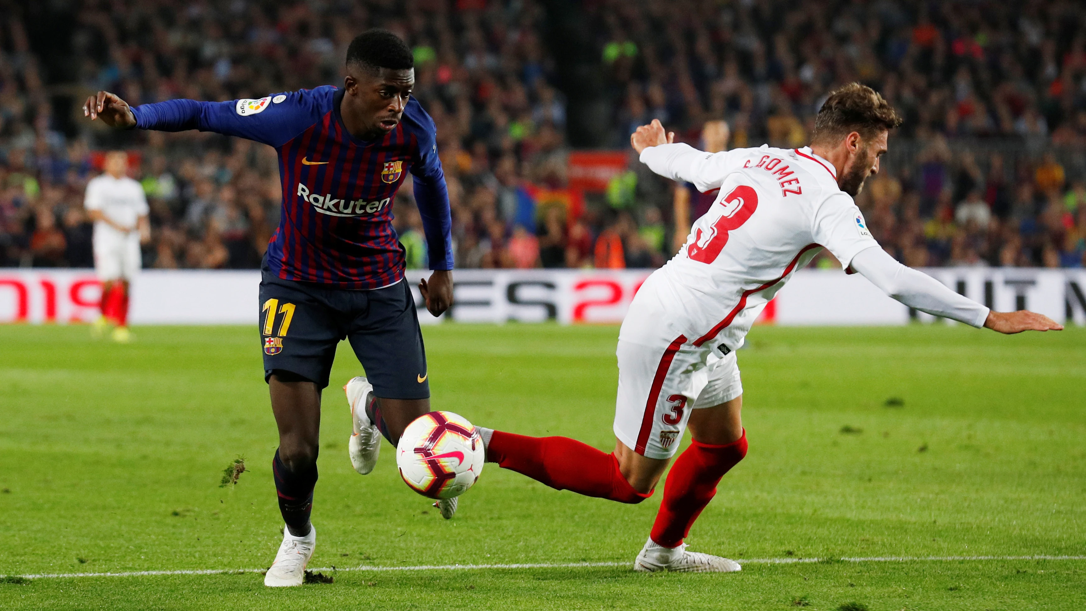 Dembelé intenta regatear en el partido contra el Sevilla