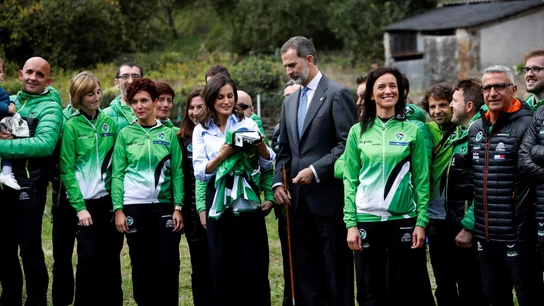 Los Reyes de España reciben una camiseta de la emblemática carrera de montaña "Puerta de Muniellos" Los Reyes de España reciben una camiseta de la emblemática carrera de montaña "Puerta de Muniellos"