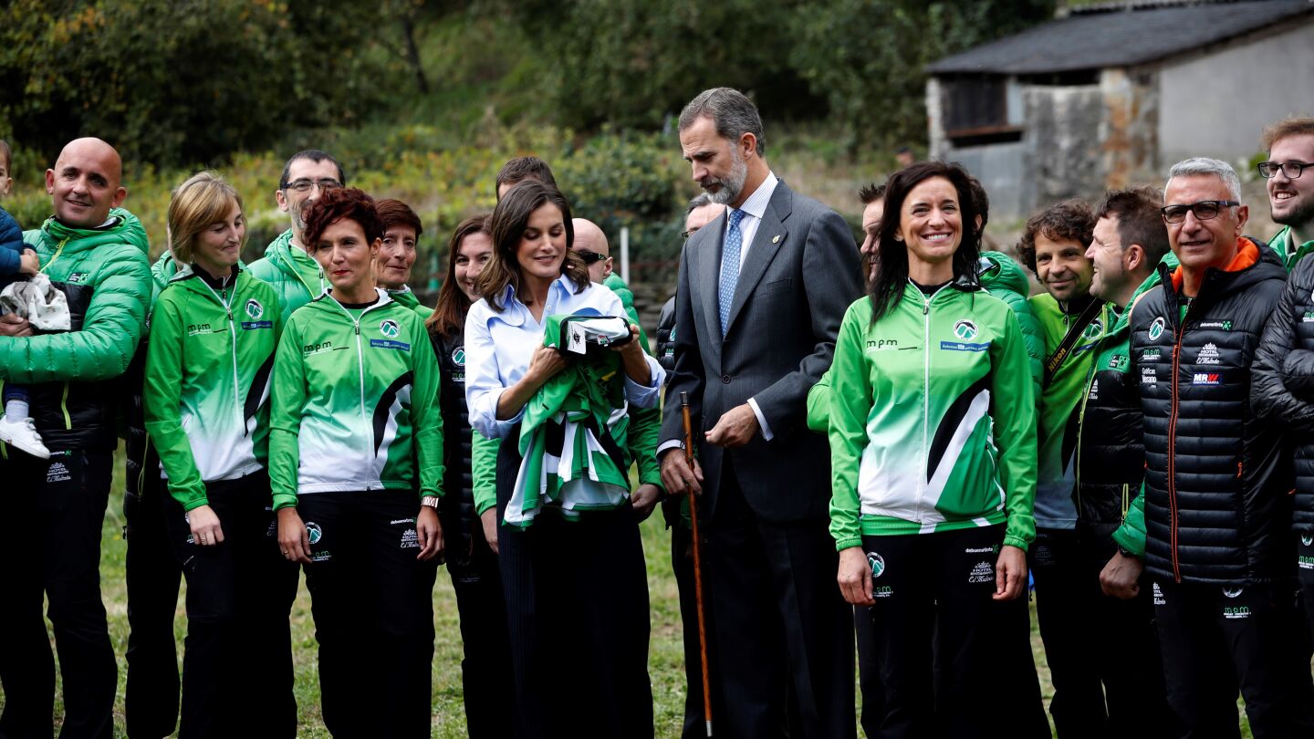Los Reyes de Espa&ntilde;a reciben una camiseta de la emblem&aacute;tica carrera de monta&ntilde;a "Puerta de Muniellos"