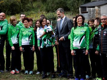 Los Reyes de España reciben una camiseta de la emblemática carrera de montaña "Puerta de Muniellos" Los Reyes de España reciben una camiseta de la emblemática carrera de montaña "Puerta de Muniellos"