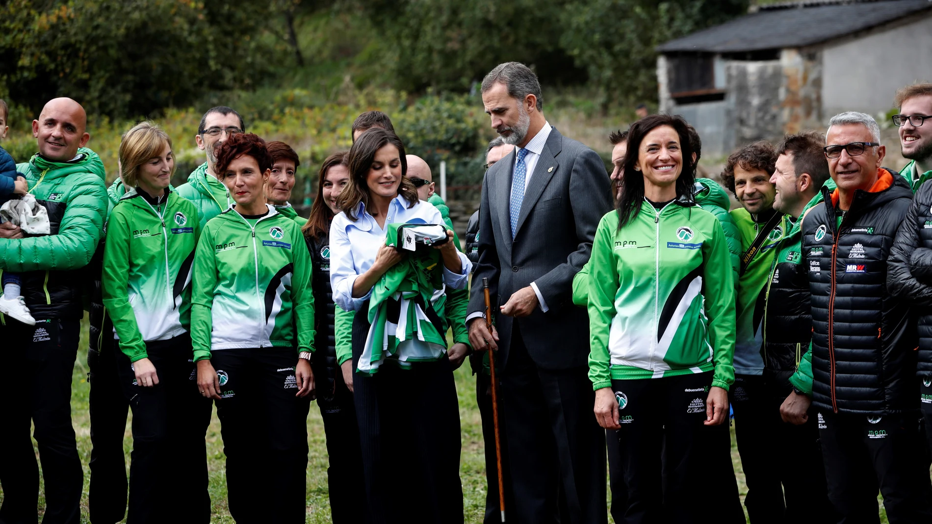 Los Reyes de España reciben una camiseta de la emblemática carrera de montaña "Puerta de Muniellos"