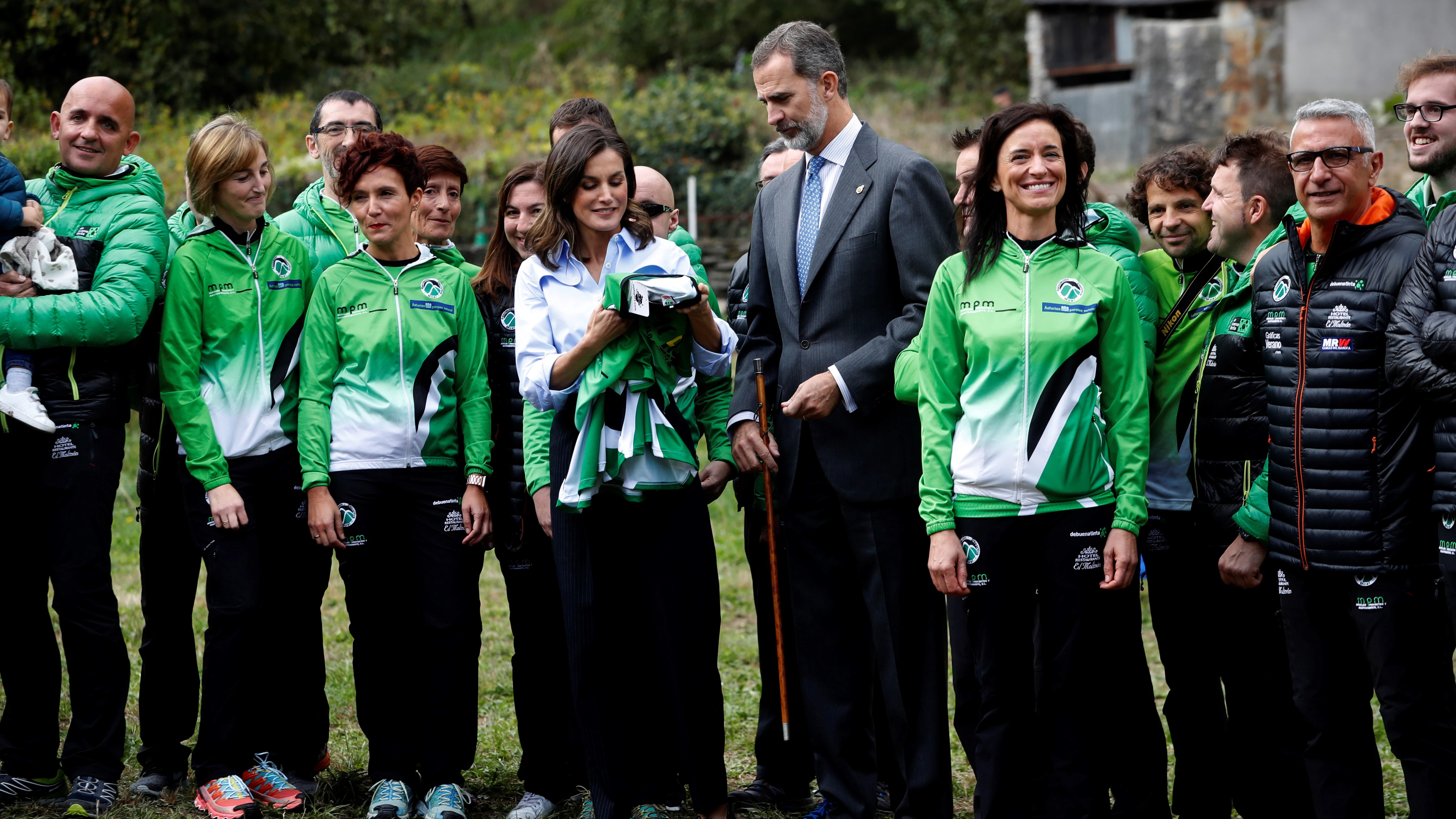 Los Reyes de España reciben una camiseta de la emblemática carrera de montaña "Puerta de Muniellos"