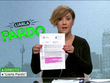 Cristina Pardo enseña la denuncia a la directora de una residencia de ancianos Cristina Pardo enseña la denuncia a la directora de una residencia de ancianos