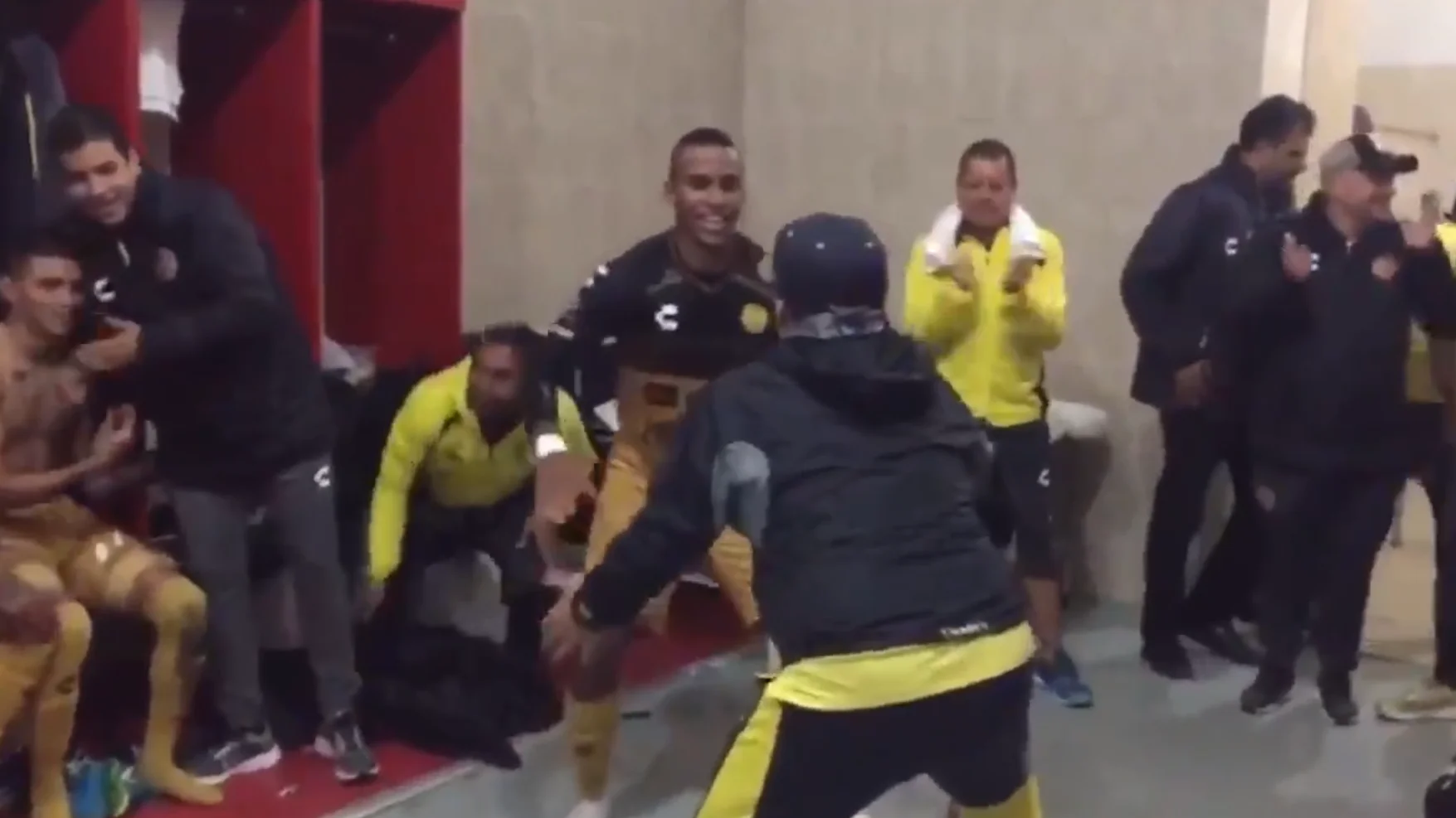 Maradona baila con sus jugadores del Dorados de Sinaloa