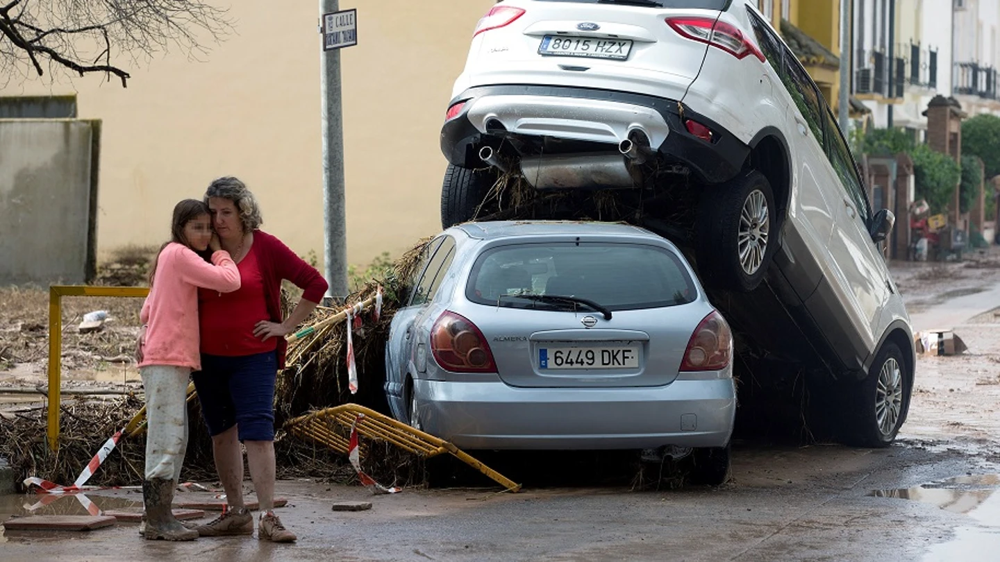 Vecinos de la localidad malagueña de Campillos junto a los desperfectos causados por las fuertes lluvias Vecinos de la localidad malagueña de Campillos junto a los desperfectos causados por las fuertes lluvias