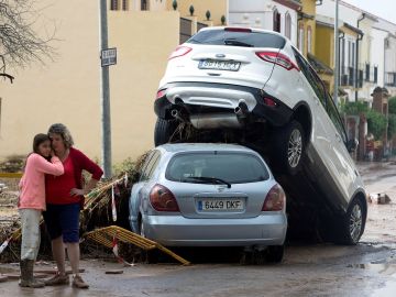 Vecinos de la localidad malagueña de Campillos junto a los desperfectos causados por las fuertes lluvias Vecinos de la localidad malagueña de Campillos junto a los desperfectos causados por las fuertes lluvias