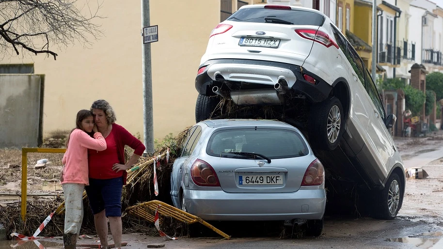 Vecinos de la localidad malagueña de Campillos junto a los desperfectos causados por las fuertes lluvias