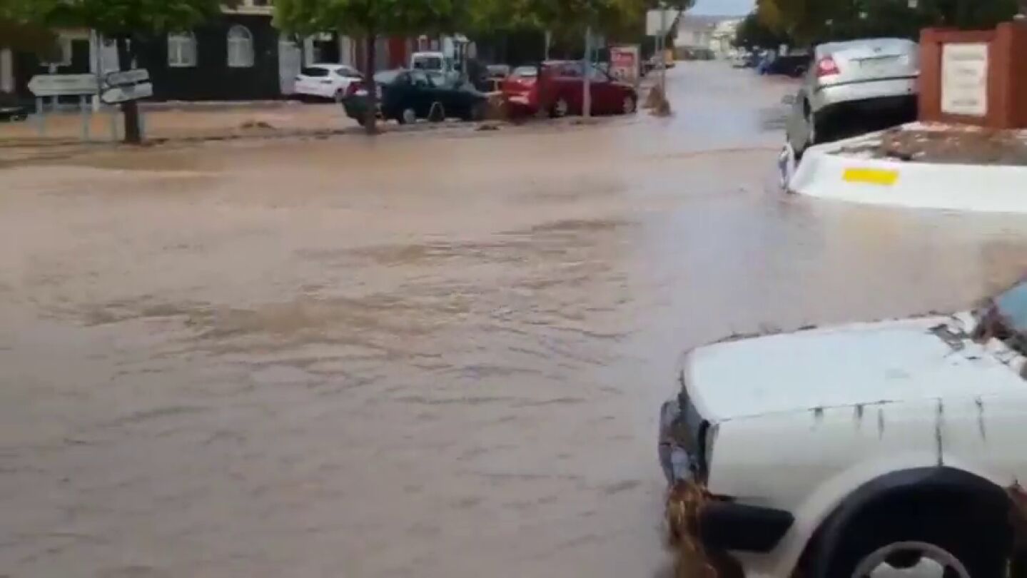 Las fuertes lluvias en el municipio malague&ntilde;o de Campillos dejan a decenas de personas atrapadas