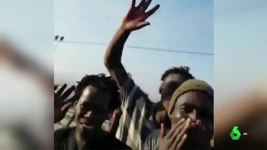 Imagen de migrantes que han saltado la valla fronteriza Imagen de migrantes que han saltado la valla fronteriza