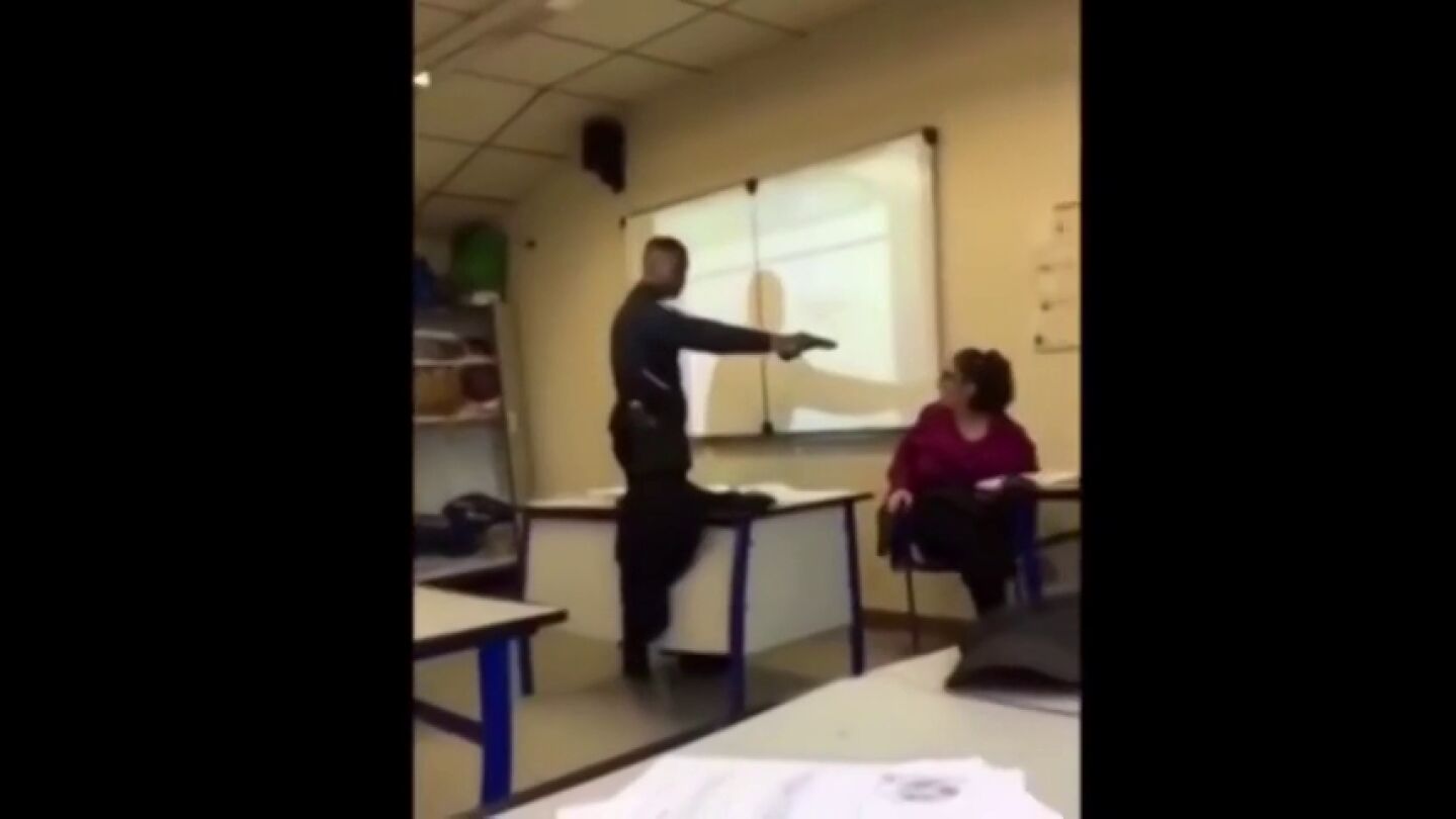 Las escandalosas im&aacute;genes de un alumno franc&eacute;s que amenaza con una pistola a una maestra en clase