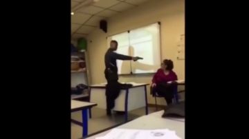 Las escandalosas imágenes de un alumno francés que amenaza con una pistola a una maestra en clase