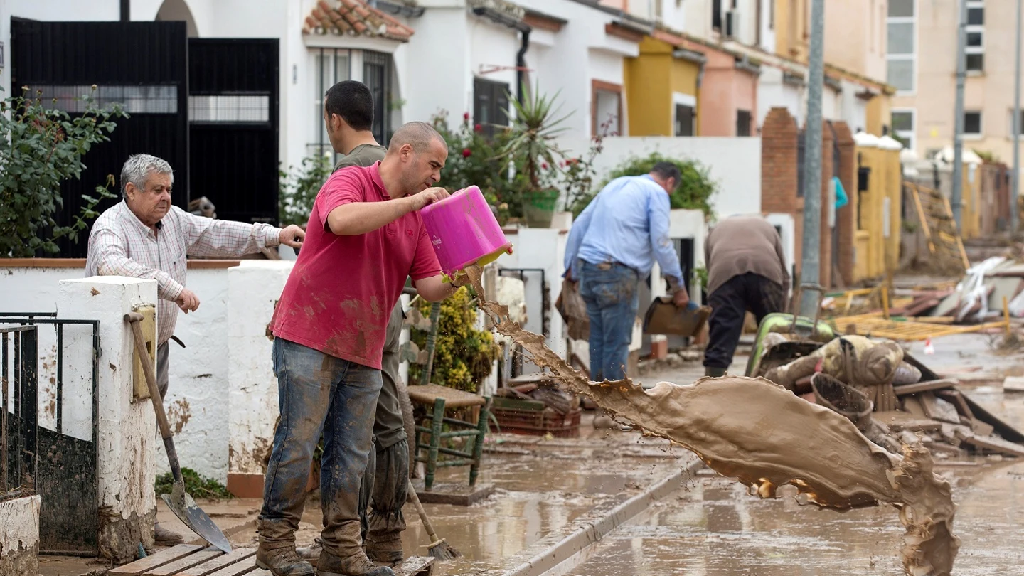Vecinos de Estepona achicando agua Vecinos de Estepona achicando agua