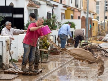 Vecinos de Estepona achicando agua Vecinos de Estepona achicando agua