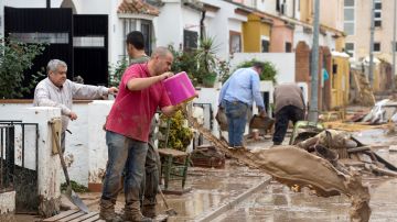 Vecinos de Estepona achicando agua