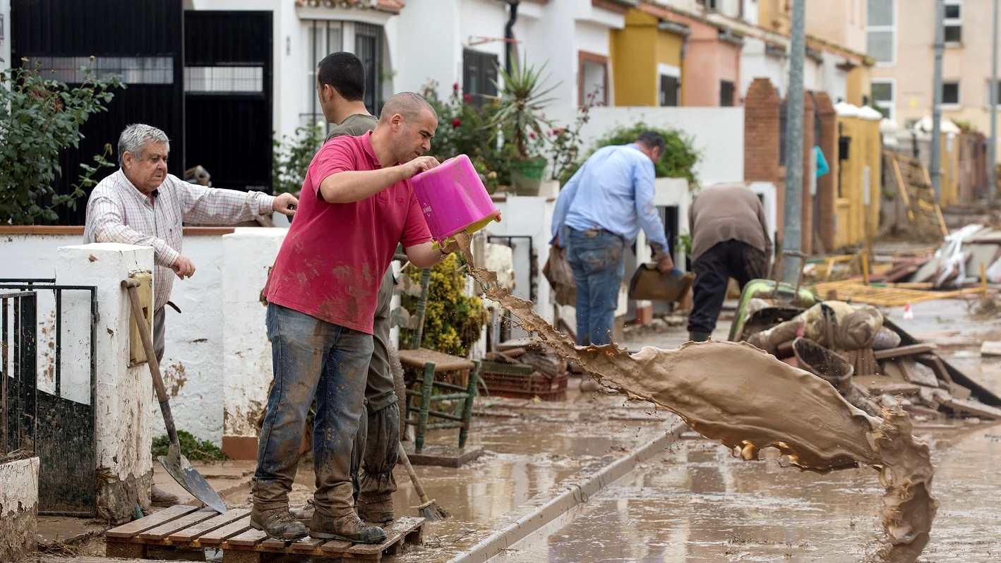 Vecinos de Estepona achicando agua