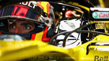 Carlos Sainz, en el 'cockpit' del Renault