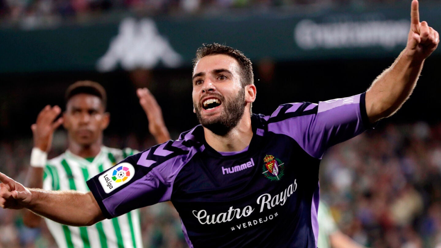 El centrocampista del Valladolid, Antonio Jes&uacute;s Regal "Anto&ntilde;ito", celebra su gol anotado frente al Betis.