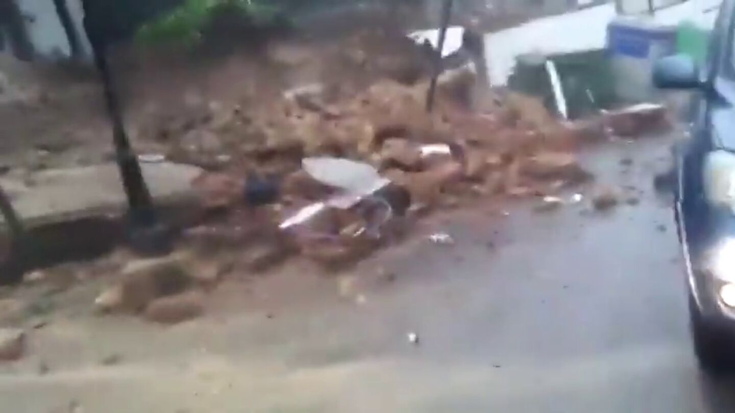 El impactante momento en el que la tapia de un colegio en Ronda se viene abajo tras las fuertes lluvias