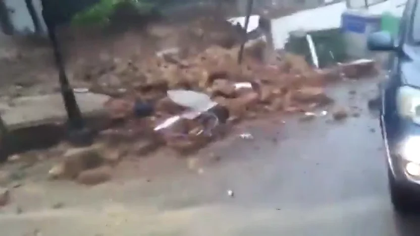 El impactante momento en el que la tapia de un colegio en Ronda se viene abajo tras las fuertes lluvias