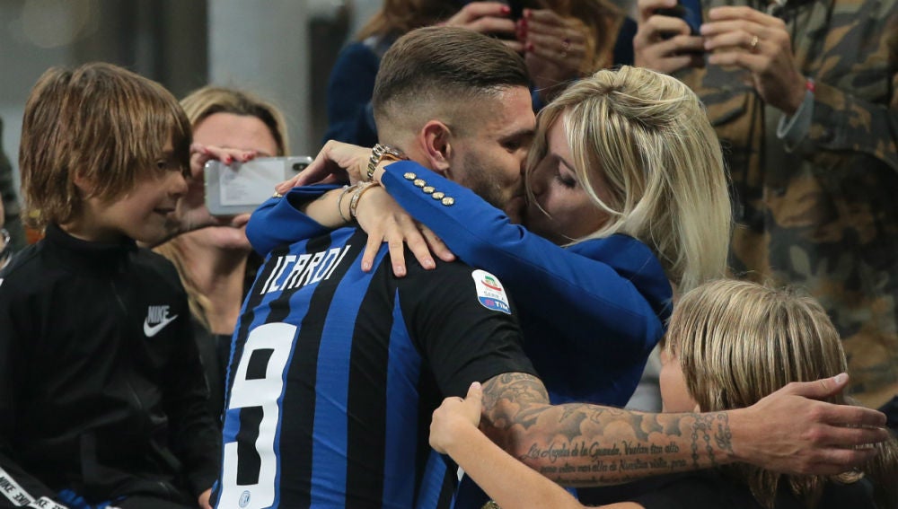 Icardi besa a su mujer tras marcar un gol