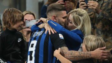 Icardi besa a su mujer tras marcar un gol