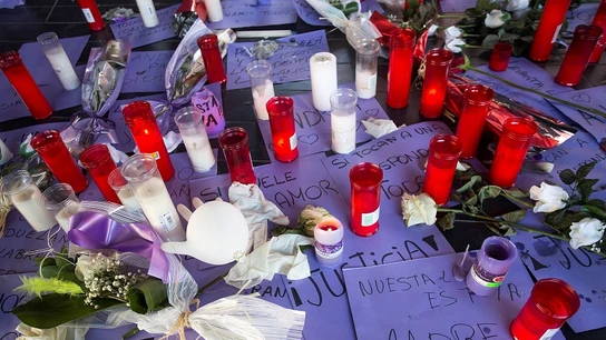 Flores y velas en señal de repulsa contra la violencia machista Flores y velas en señal de repulsa contra la violencia machista