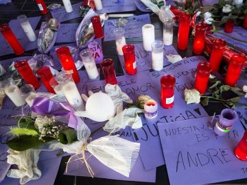 Flores y velas en señal de repulsa contra la violencia machista Flores y velas en señal de repulsa contra la violencia machista