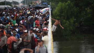 Migrantes hondureños que se encuentran en la frontera de México y Guatemala