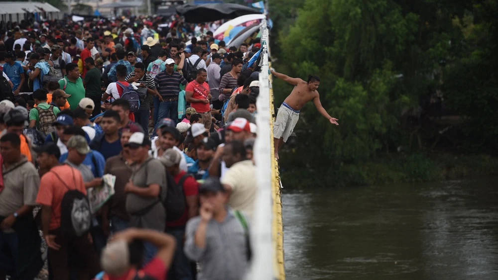 Migrantes hondureños que se encuentran en la frontera de México y Guatemala