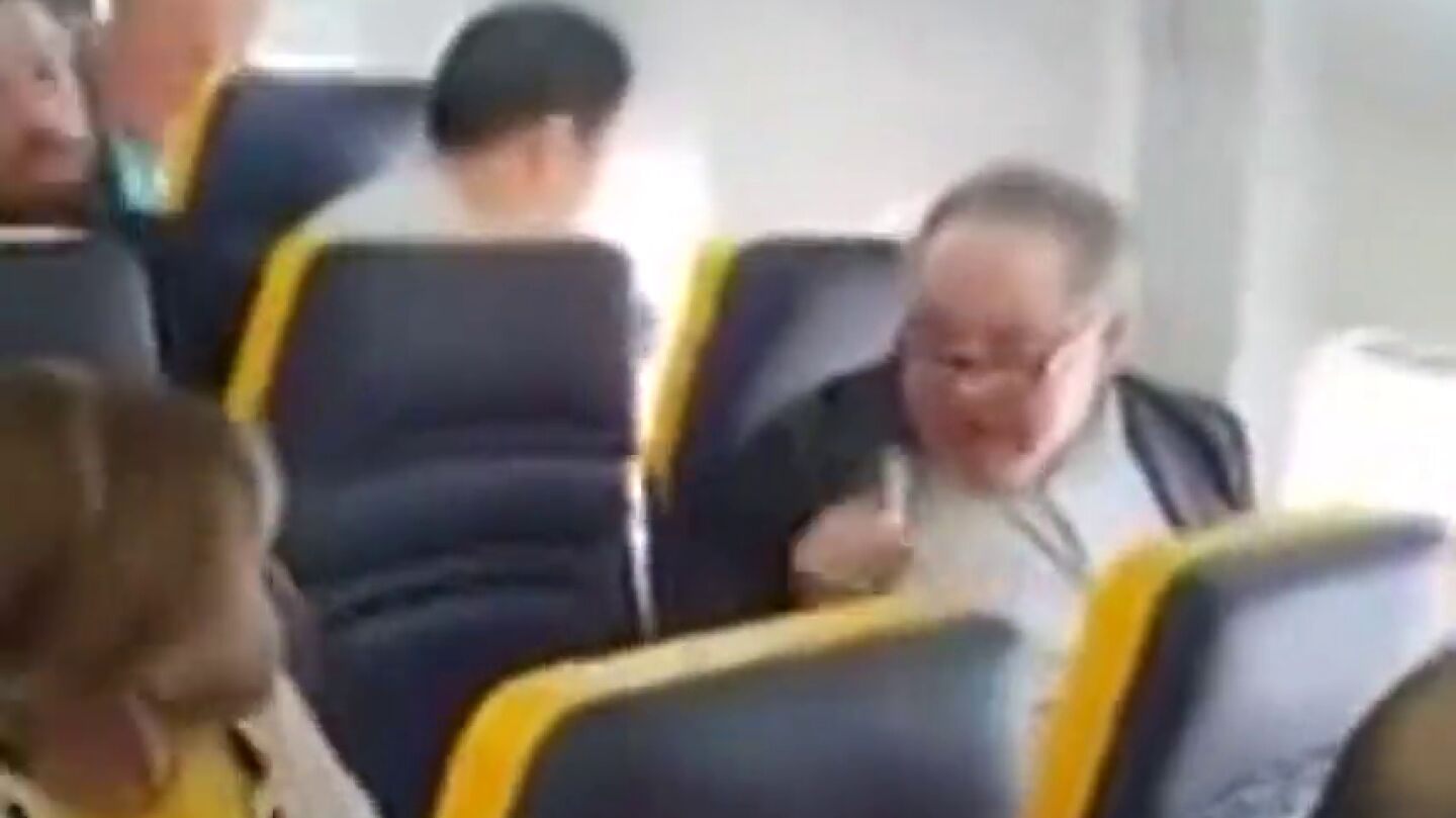 La indignante reacci&oacute;n de un pasajero de Ryanair tras sentarse una mujer negra a su lado: "No me hables un puto idioma extranjero, puta vaca fea"