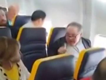 La indignante reacción de un pasajero de Ryanair tras sentarse una mujer negra a su lado: "No me hables un puto idioma extranjero, puta vaca fea" La indignante reacción de un pasajero de Ryanair tras sentarse una mujer negra a su lado: "No me hables un puto idioma extranjero, puta vaca fea"