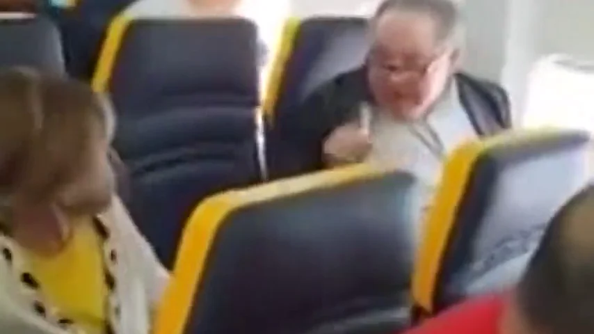 La indignante reacción de un pasajero de Ryanair tras sentarse una mujer negra a su lado: "No me hables un puto idioma extranjero, puta vaca fea"