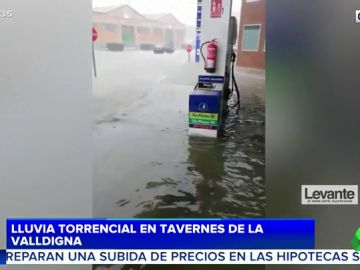 La espectacular imagen de una gasolinera totalmente anegada La espectacular imagen de una gasolinera totalmente anegada