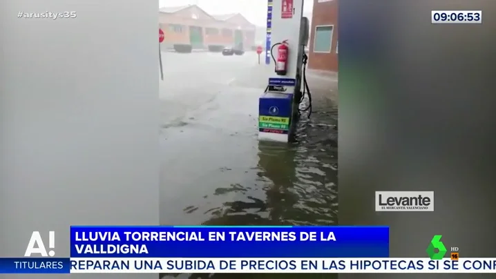 La espectacular imagen de una gasolinera totalmente anegada