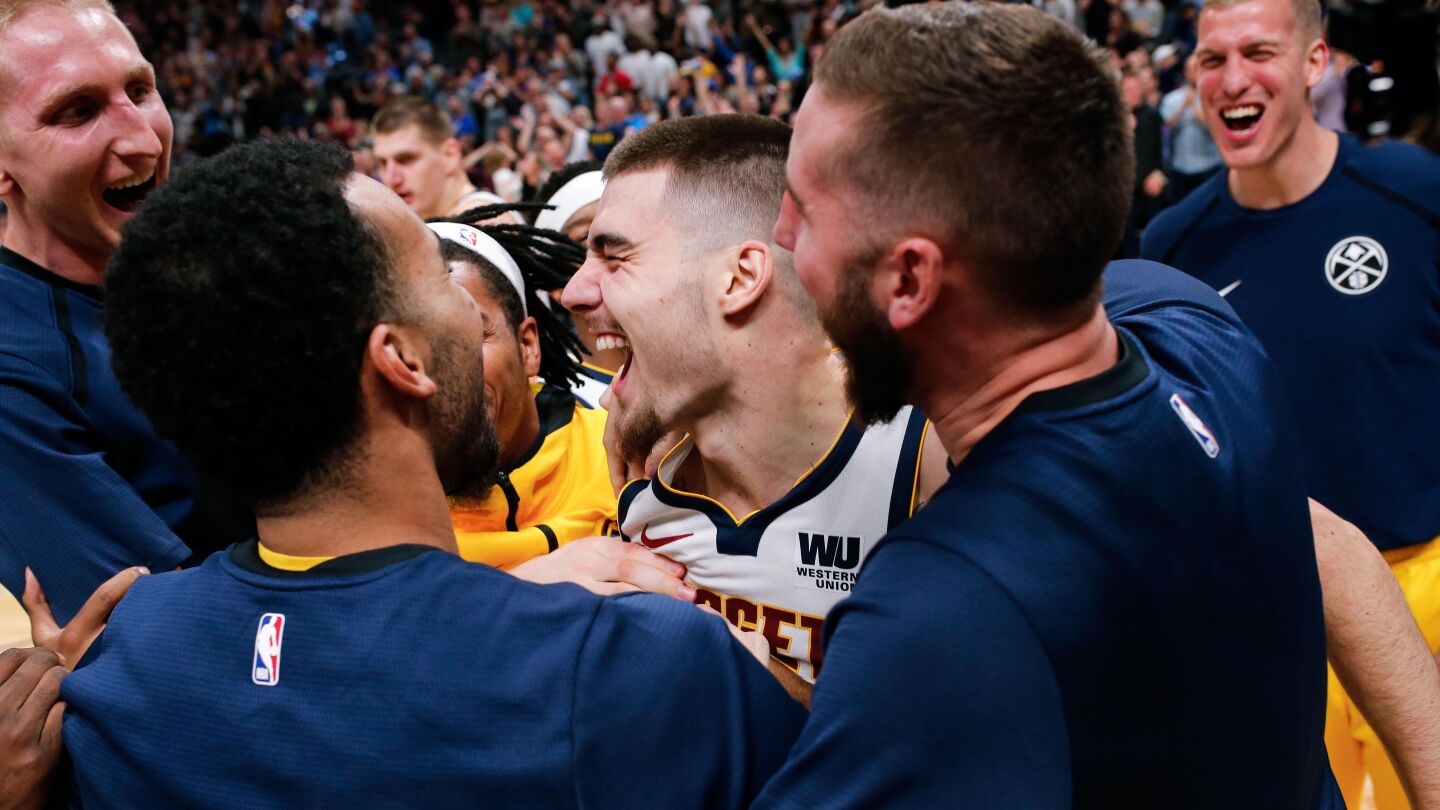 Juancho Hernang&oacute;mez celebra la victoria de los Nuggets