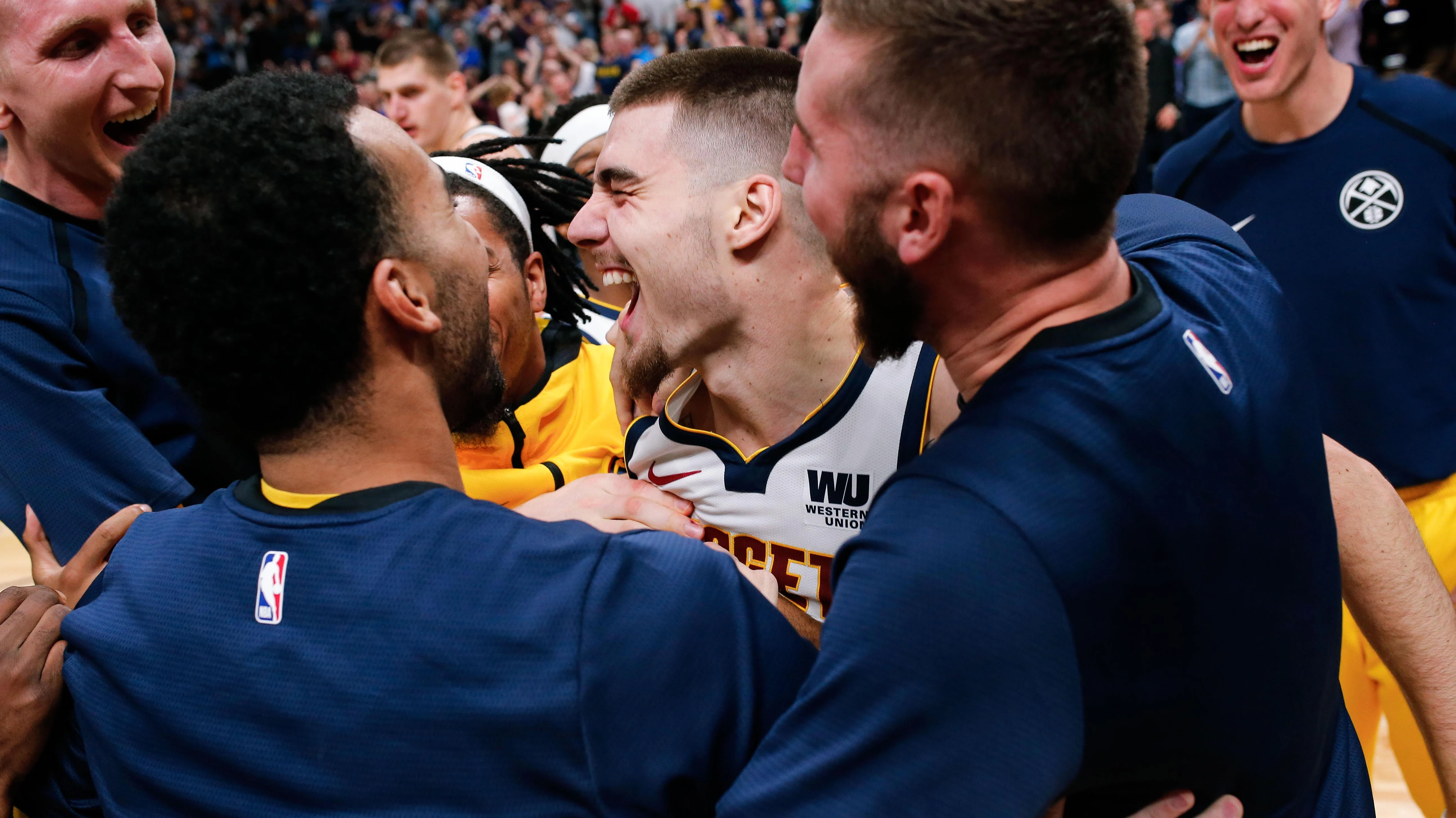 Juancho Hernangómez celebra la victoria de los Nuggets