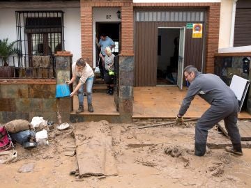 Vecinos de la localidad malagueña de Campillos limpian los desperfectos Vecinos de la localidad malagueña de Campillos limpian los desperfectos