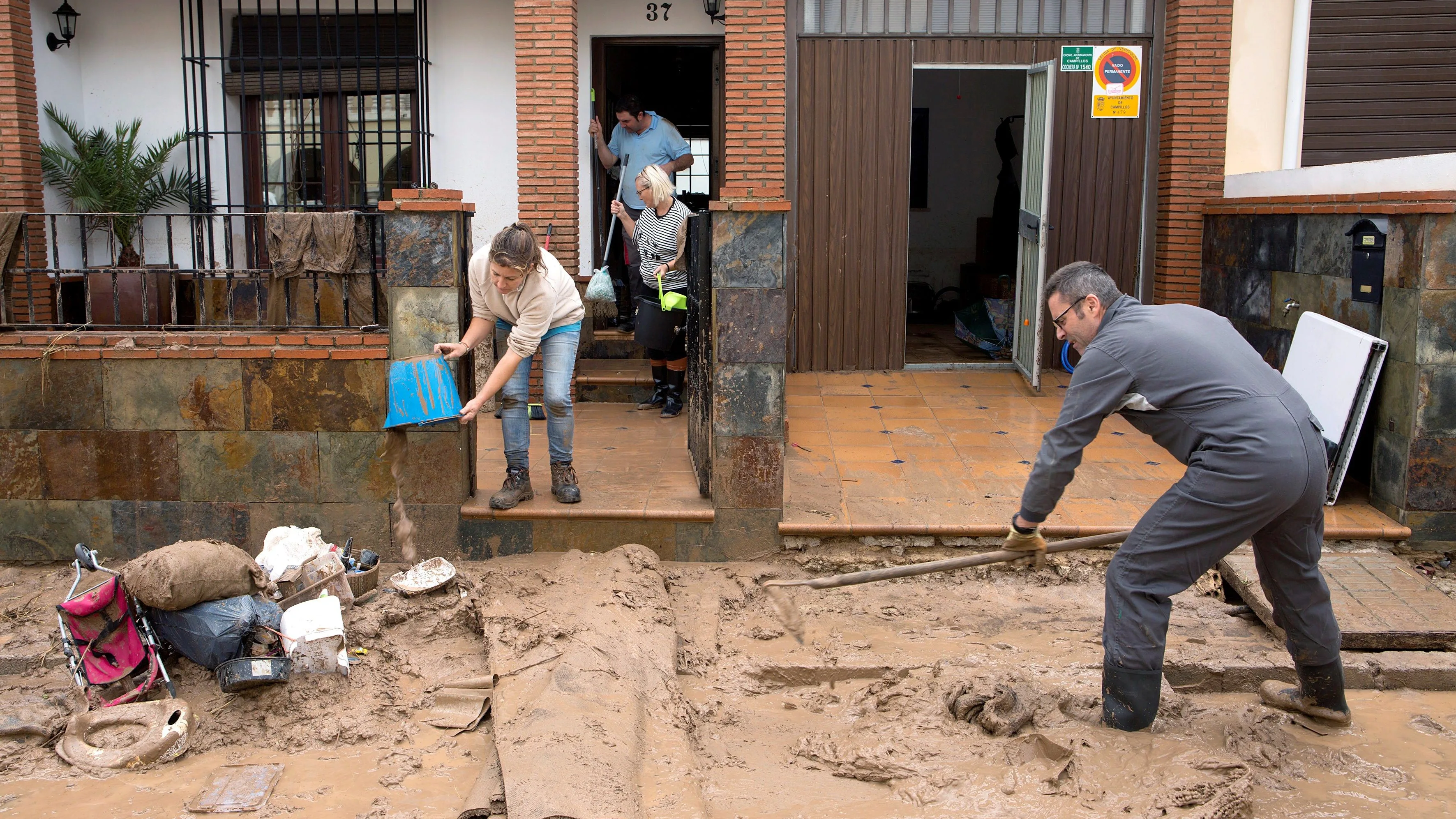 Vecinos de la localidad malagueña de Campillos limpian los desperfectos