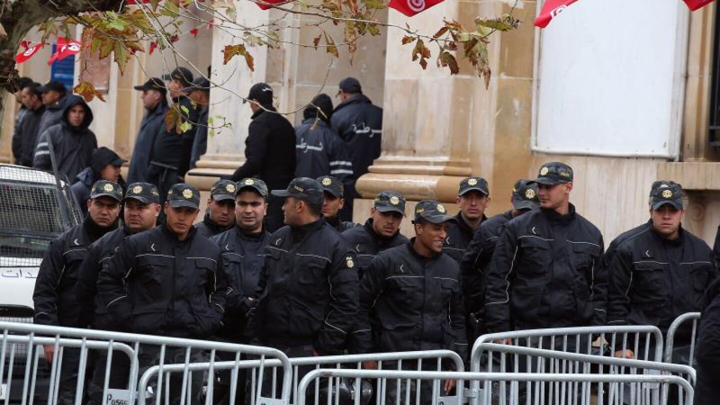 Agentes de polic&iacute;a tunecinos