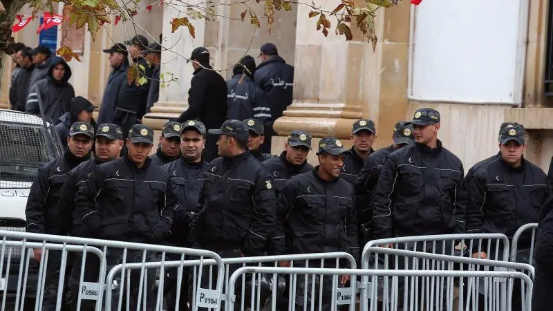 Agentes de policía tunecinos