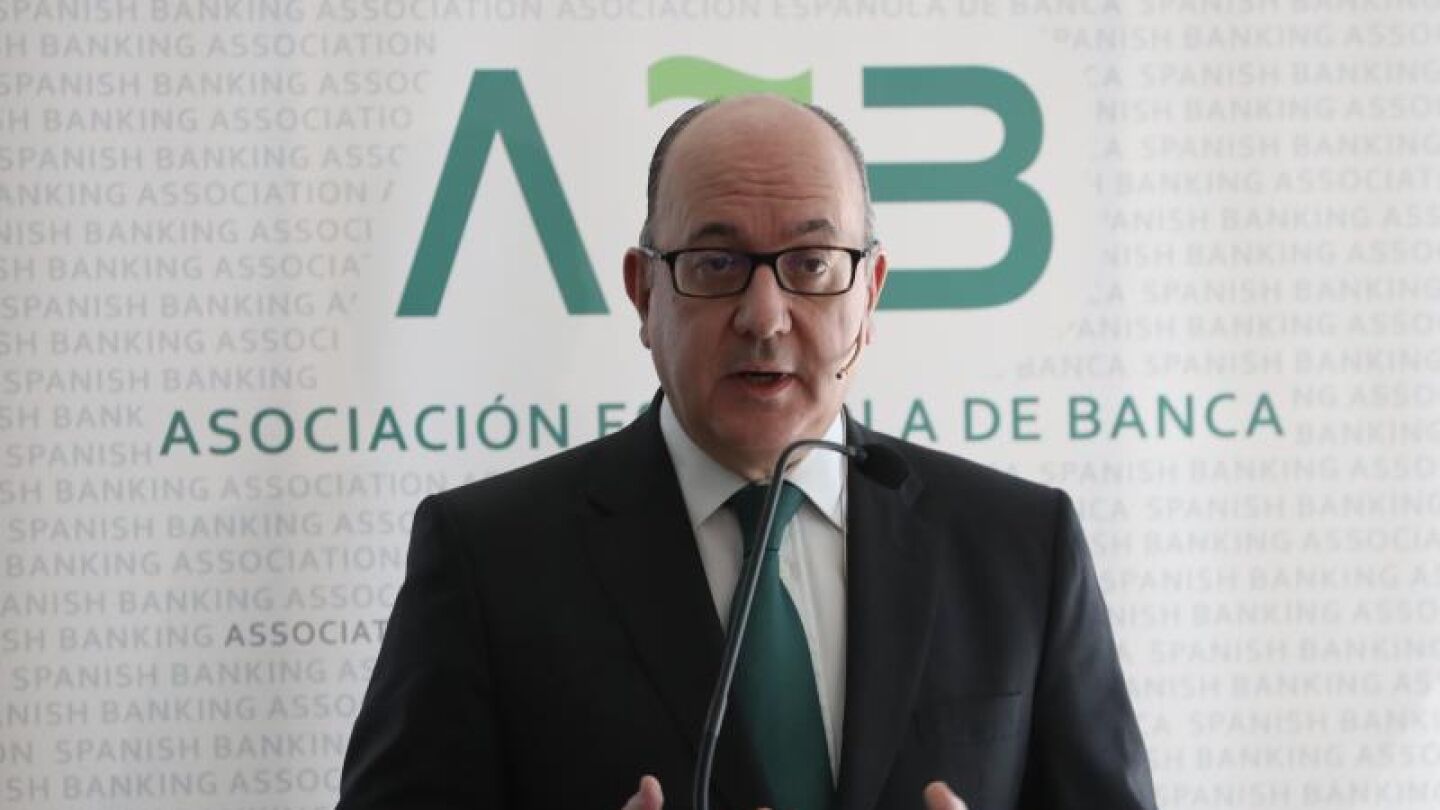 El presidente de la Asociaci&oacute;n Espa&ntilde;ola de Banca, Jos&eacute; Mar&iacute;a Rold&aacute;n, en una rueda de prensa