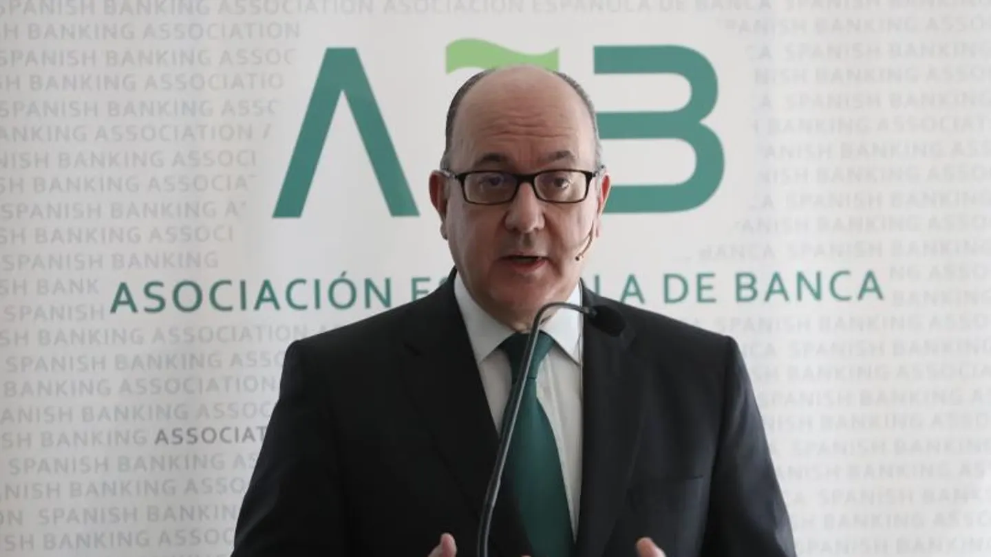El presidente de la Asociación Española de Banca (AEB), José María Roldán El presidente de la Asociación Española de Banca, José María Roldán, en una rueda de prensa