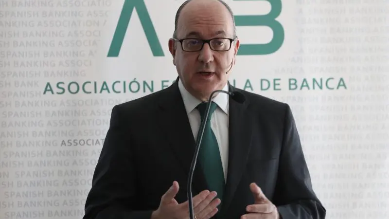 El presidente de la Asociación Española de Banca, José María Roldán, en una rueda de prensa